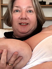 HQ dames are revealing their breasts