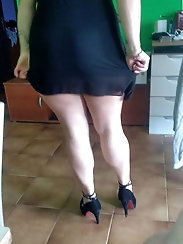 Plumper milf feet and legs showing