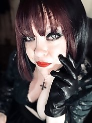 Self-portraits of Tina Snow in the 39th set.