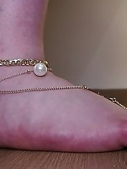 A pretty chubby girl is exposed.