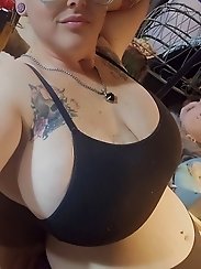 Real BBW model is posing in the nude