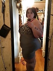 Amateur fat housewives are fingering their twat