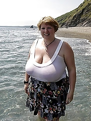 Shocking fat mommies are playing with their hole