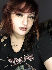 Thick chick is fingering her leaking vagina