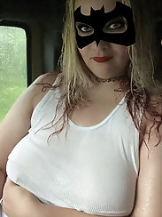 Ehefrau in schwarzen Dessous und High heels