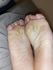 Young-looking BBW lady with hairy pussy