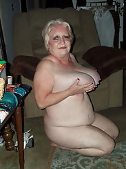 Thick females are posing fully nude